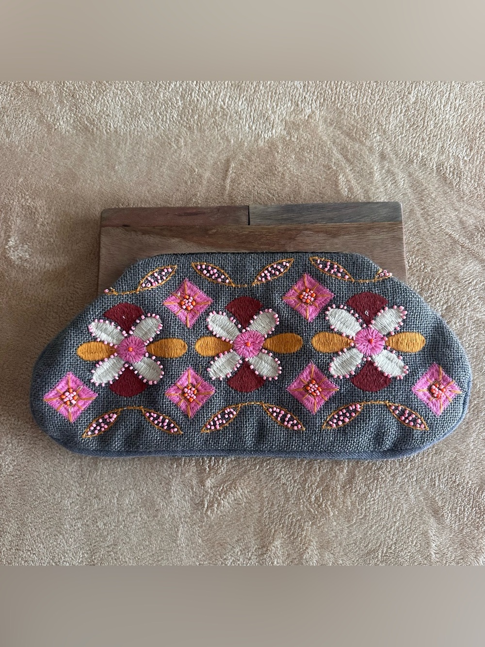 Chloe & Lex Women's Embroidered Beaded Jute Clutch Wood Handle Gray Pink Boho